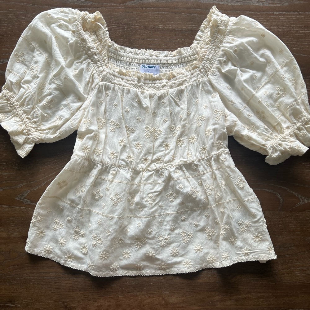 NWOT Pretty embroidered top